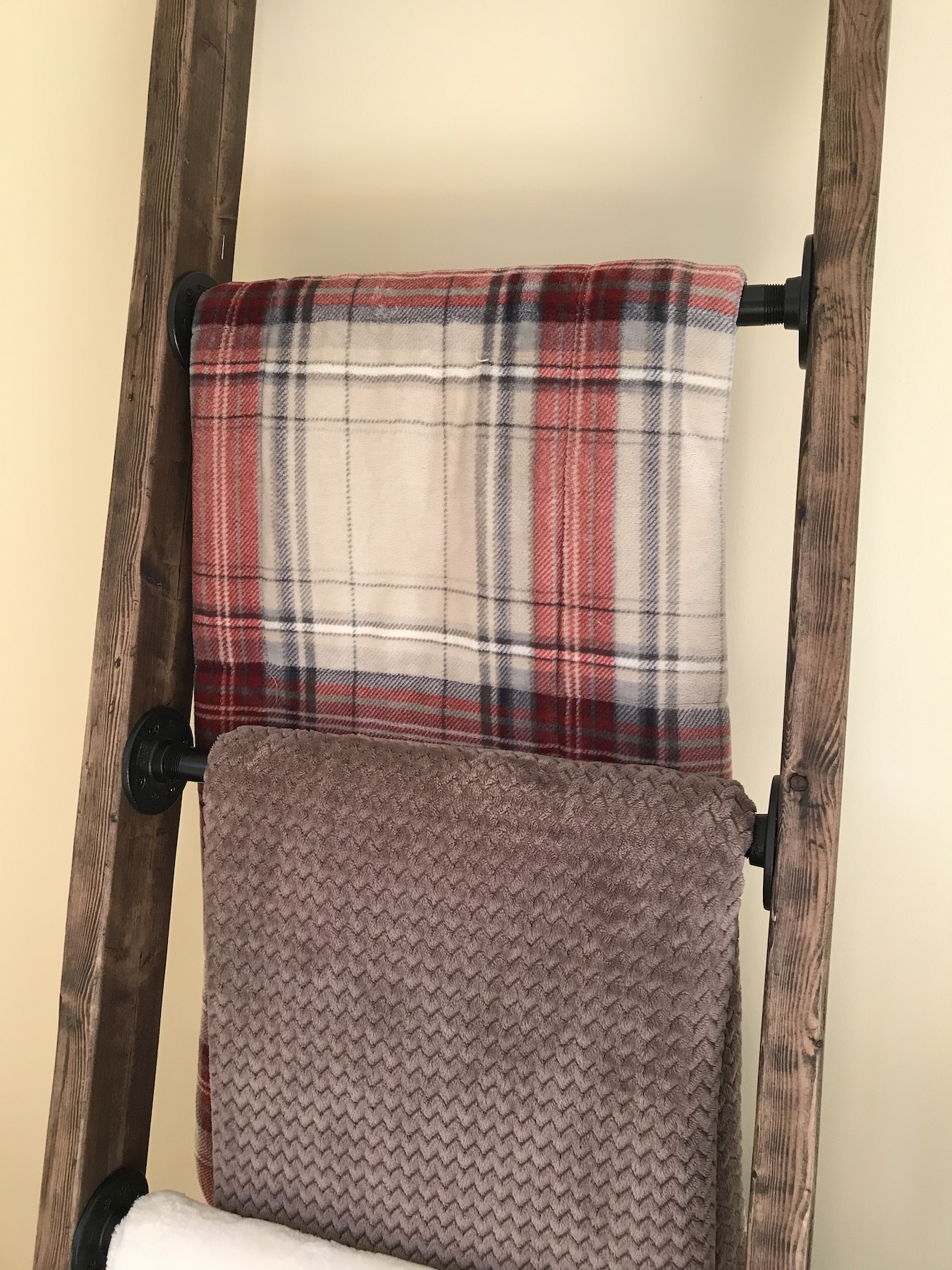 Blanket Ladder - 7' Rustic Close-up
